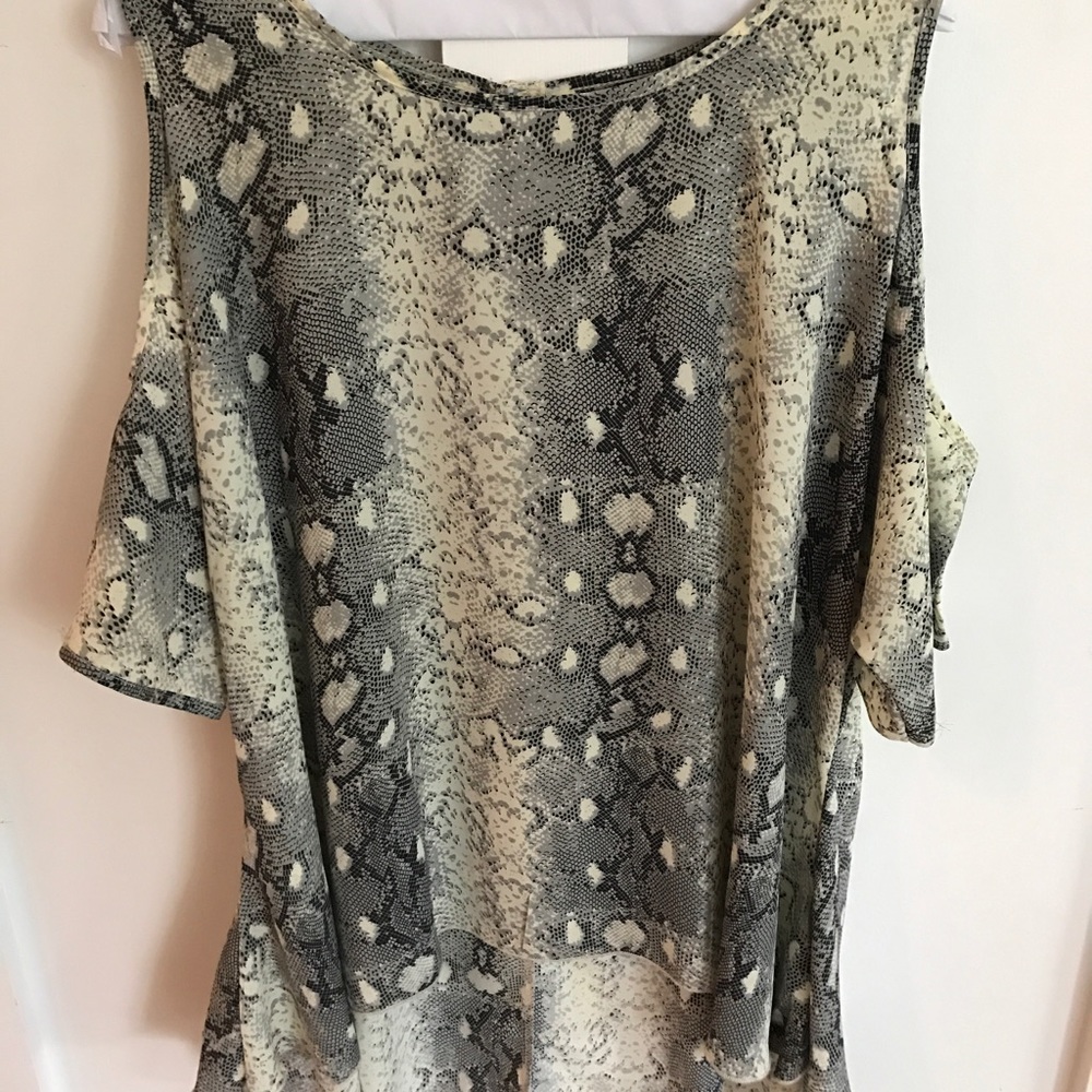 Cut out Shoulder Snakeskin Top
